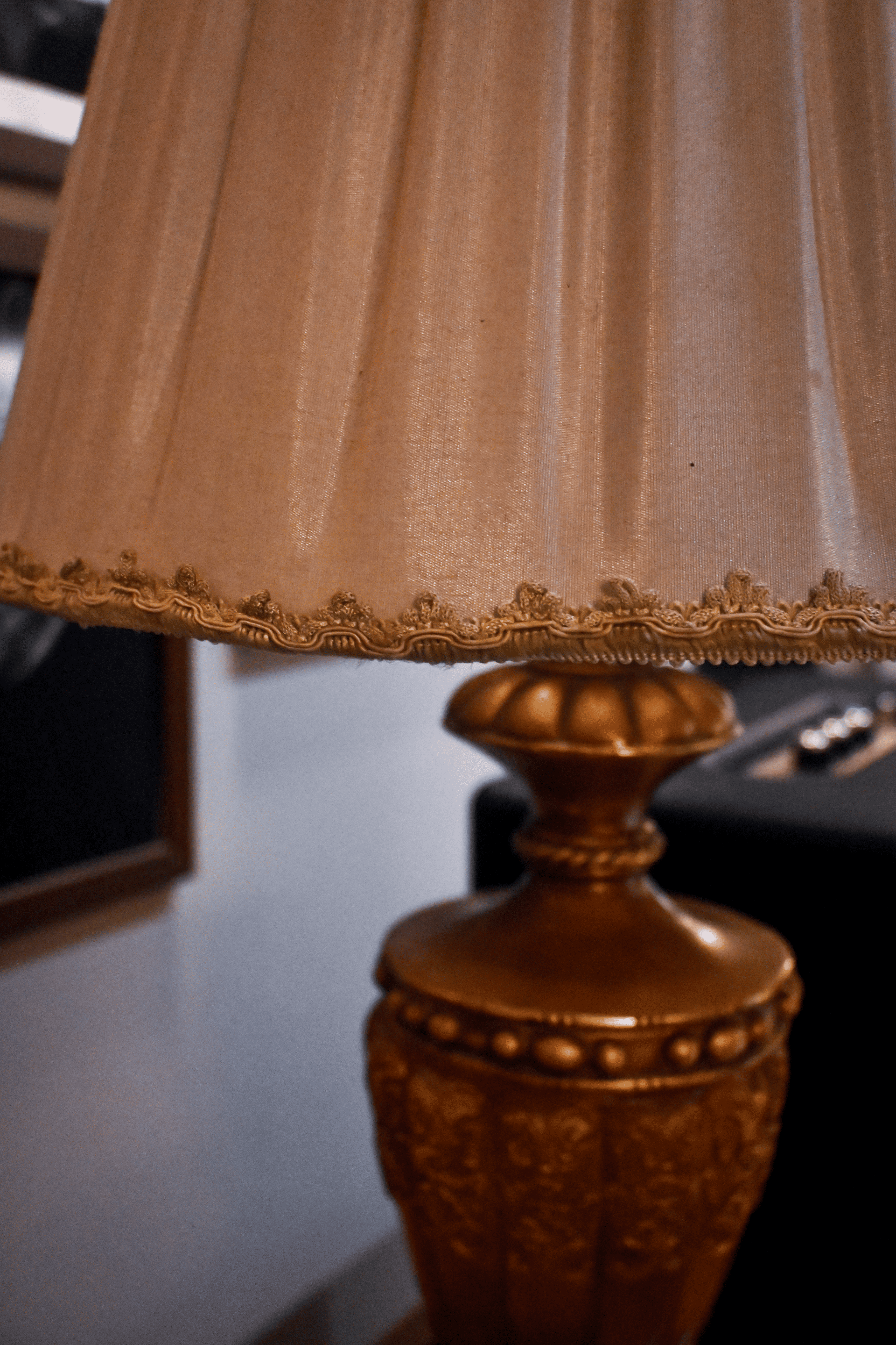 Amber Echo - Victorian Style Table Lamp