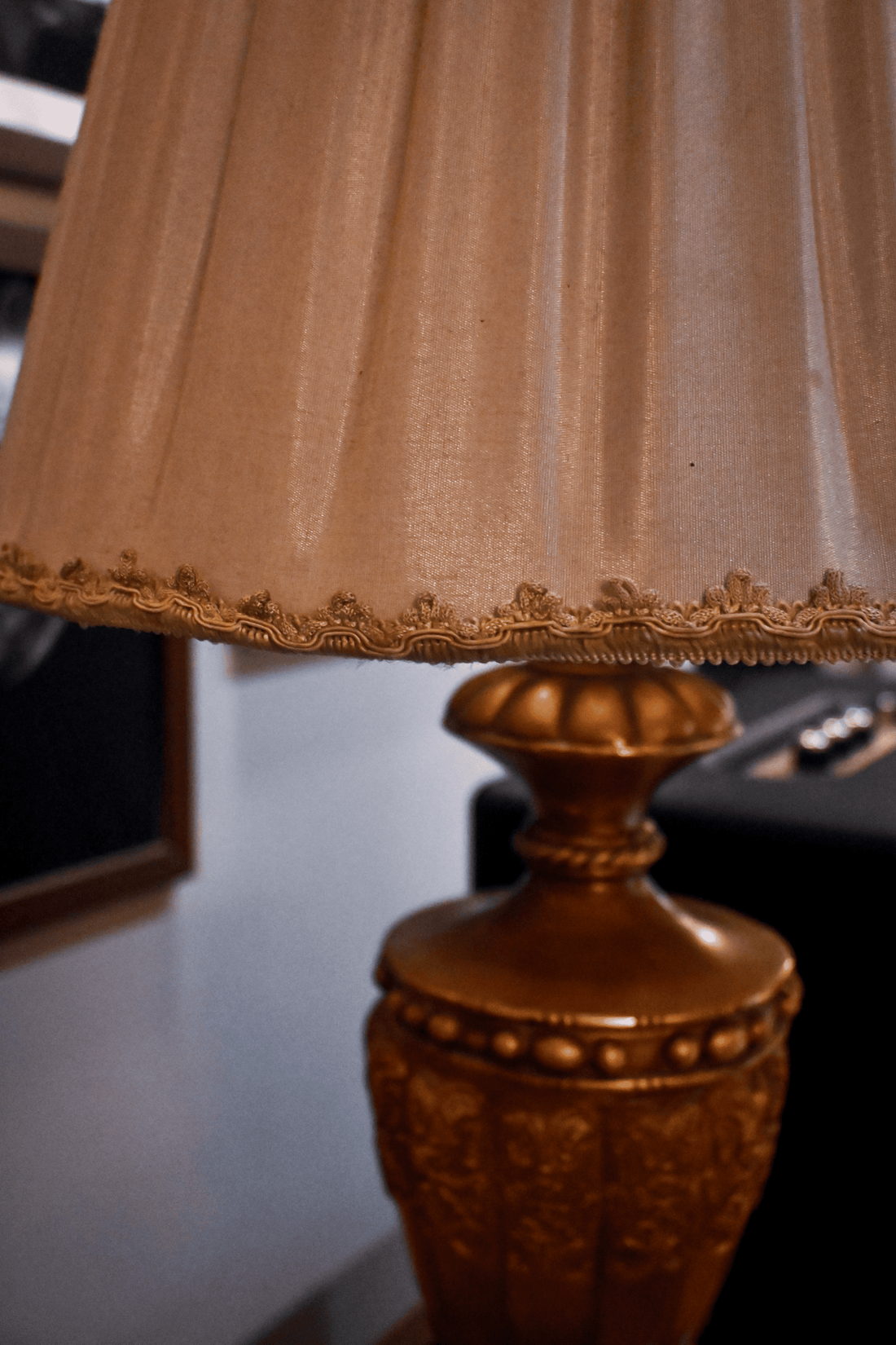 Amber Echo - Victorian Style Table Lamp