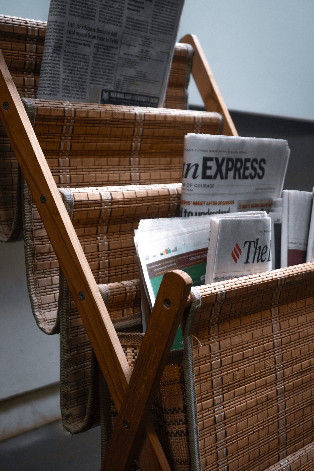 Colonial Reader – Magazine Rack