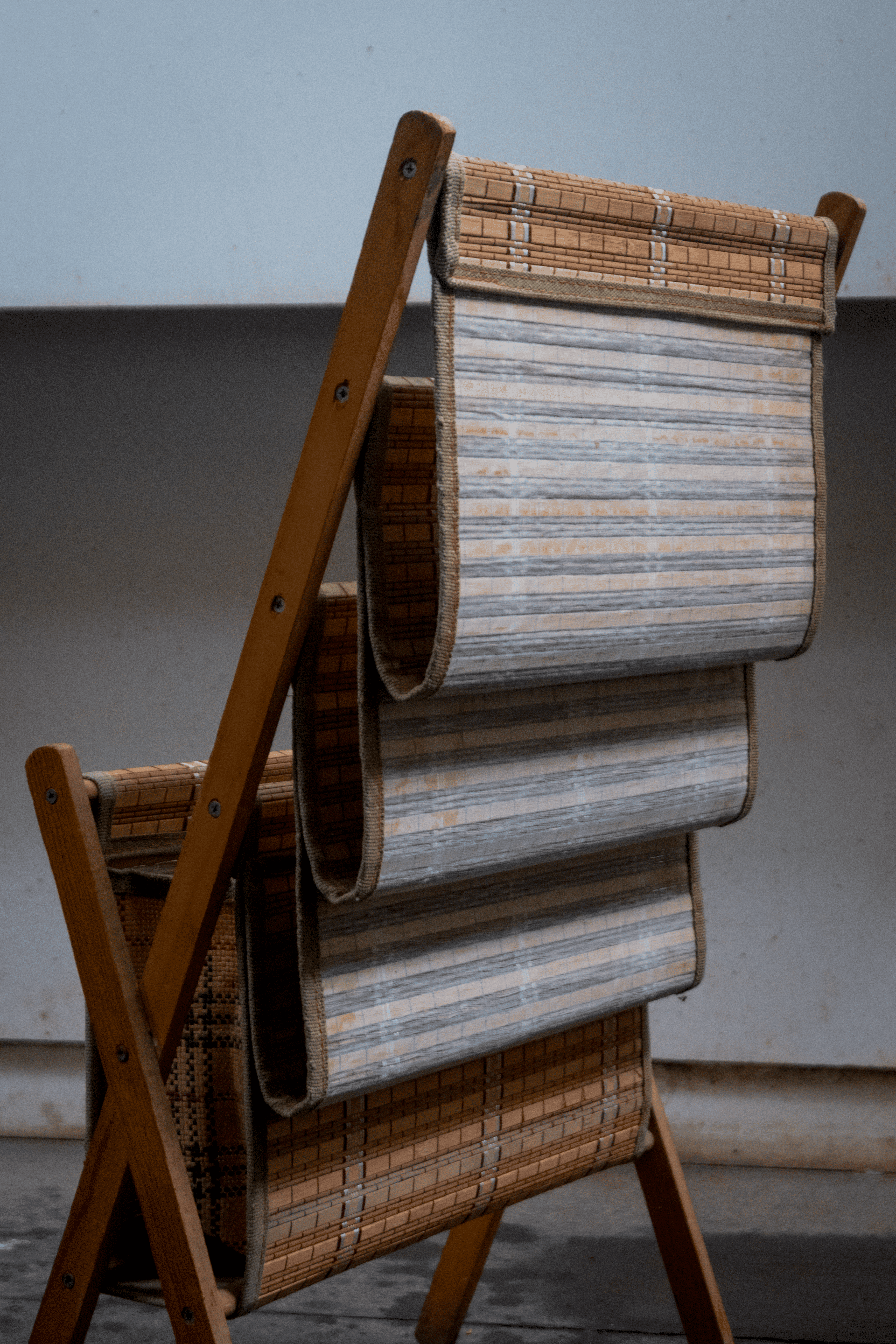 Colonial Reader – Magazine Rack