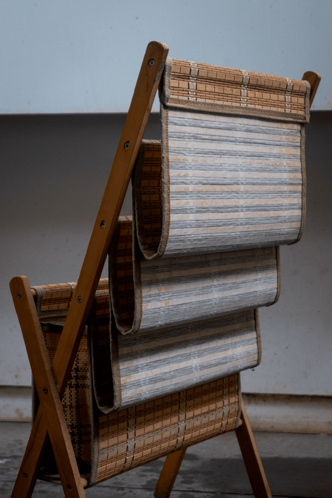 Colonial Reader – Magazine Rack