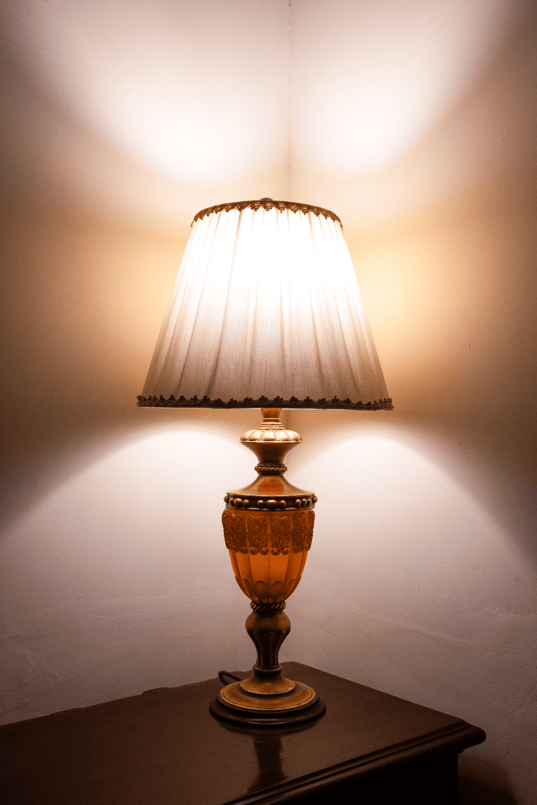 Amber Echo - Victorian Style Table Lamp