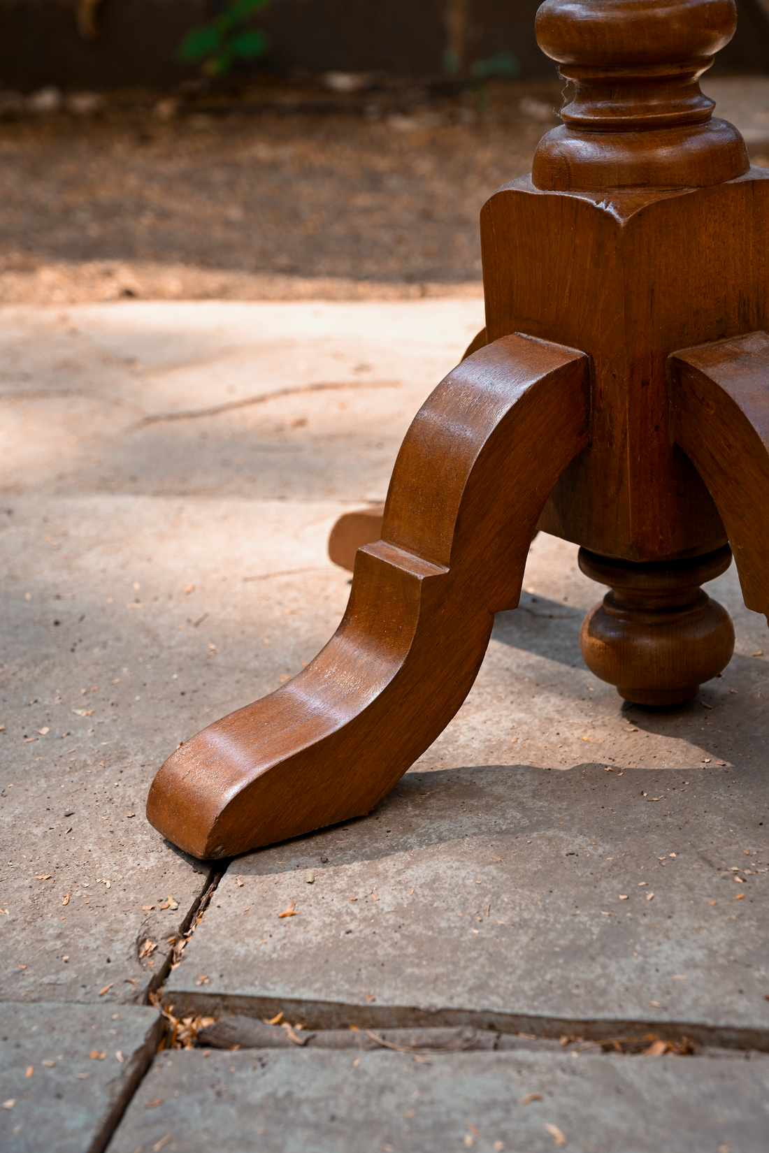 PEACOCK PEDESTAL ROUND PEDESTAL TABLE - COLONIAL TEAK